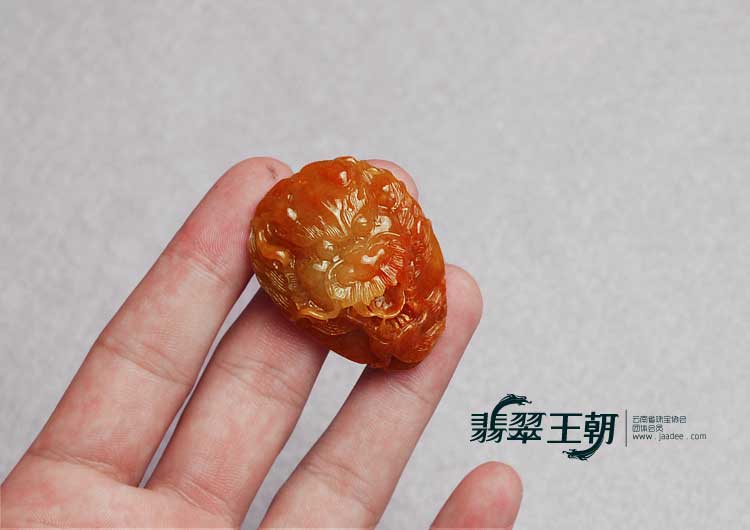 糯冰种红翡缅甸翡翠龙头挂件