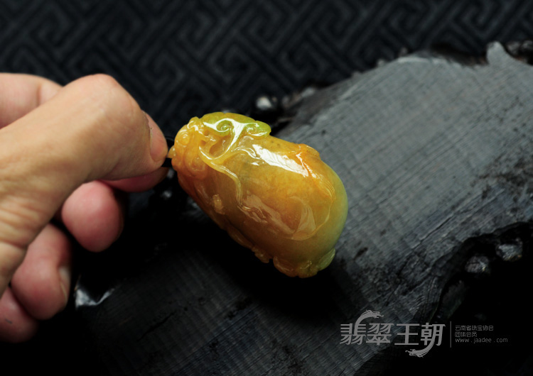 糯冰种黄加绿缅甸翡翠招财进宝挂件