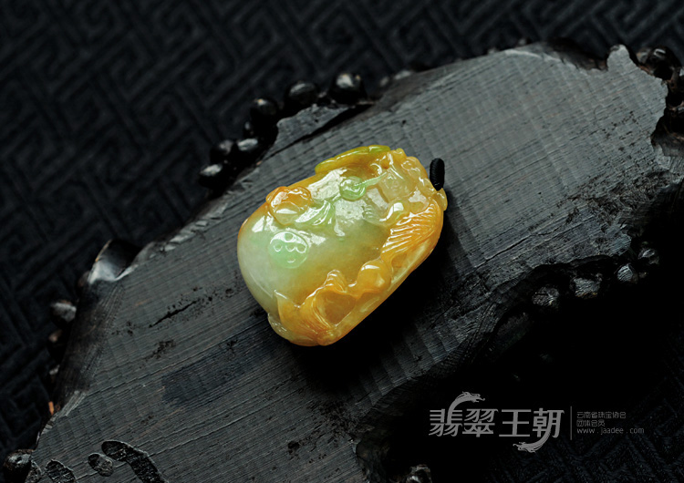 糯冰种黄加绿缅甸翡翠招财进宝挂件