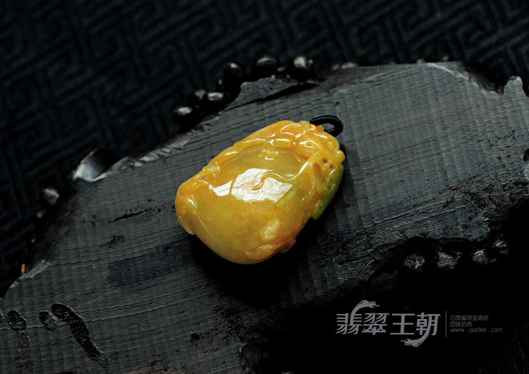 糯冰种黄加绿缅甸翡翠招财进宝挂件