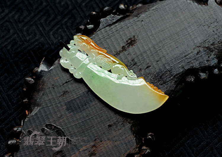 糯冰种三彩缅甸翡翠刀挂件