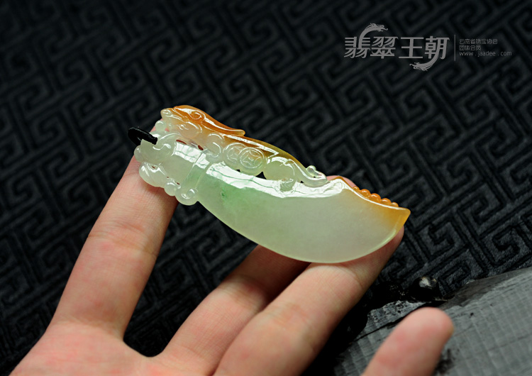 糯冰种三彩缅甸翡翠刀挂件