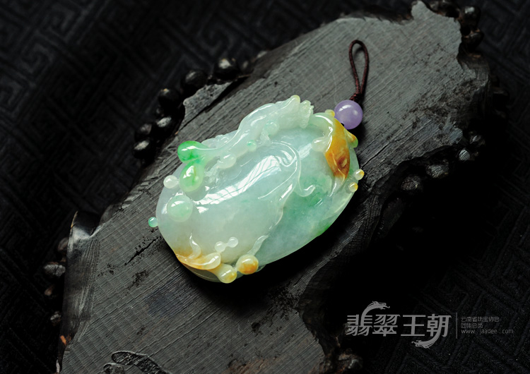 糯冰种三彩缅甸翡翠螭龙挂件
