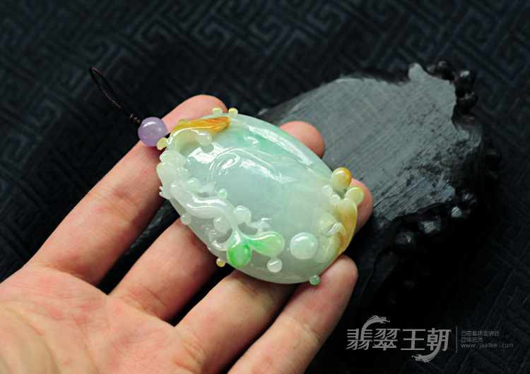 糯冰种三彩缅甸翡翠螭龙挂件