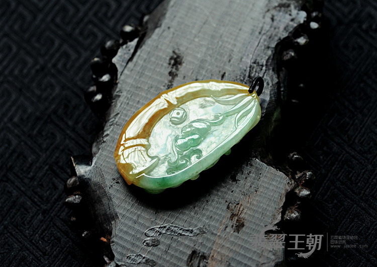 糯冰种三彩缅甸翡翠螭龙挂件