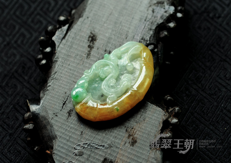 糯冰种三彩缅甸翡翠螭龙挂件
