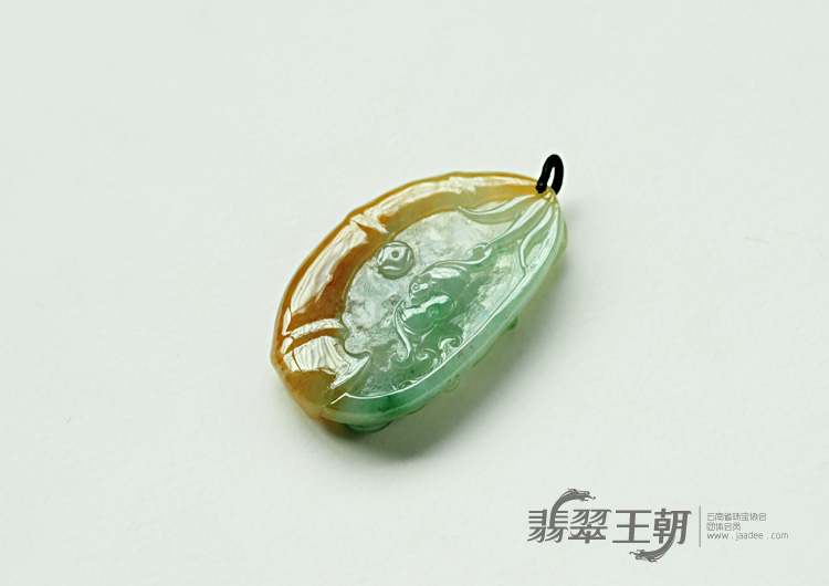 糯冰种三彩缅甸翡翠螭龙挂件