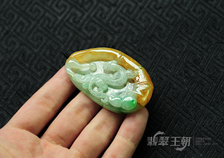 糯冰种三彩缅甸翡翠螭龙挂件