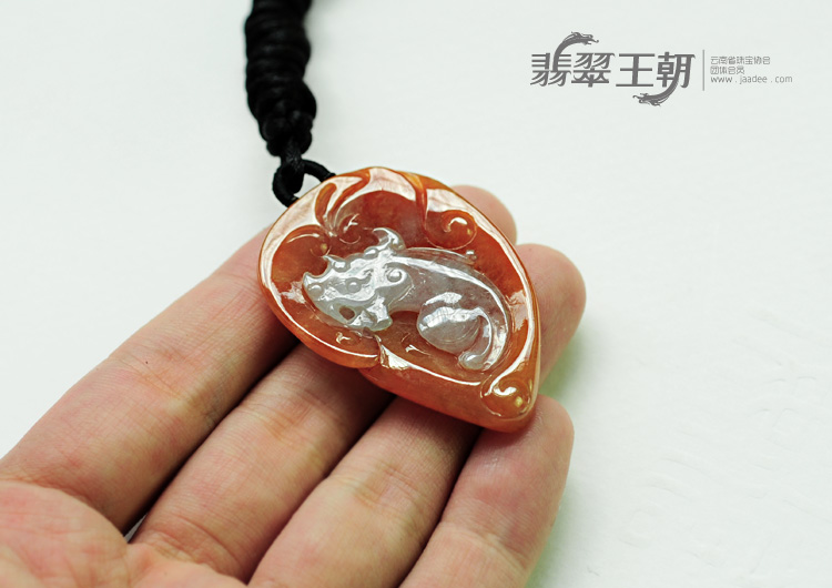 糯冰种红翡缅甸翡翠龙牌挂件