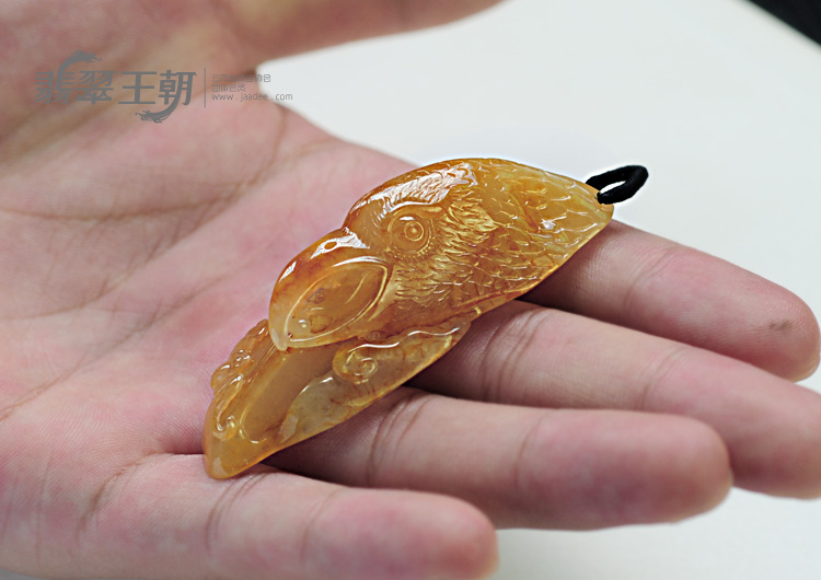 糯冰种黄翡缅甸翡翠鹰头挂件