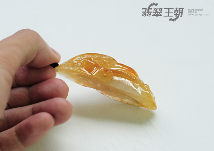 糯冰种黄翡缅甸翡翠鹰头挂件