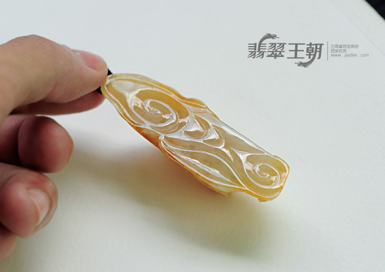 糯冰种黄翡缅甸翡翠鹰头挂件