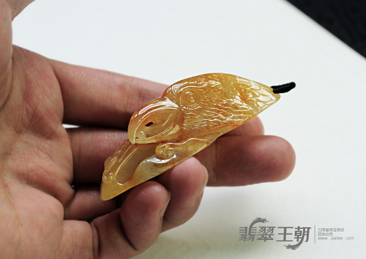 糯冰种黄翡缅甸翡翠鹰头挂件