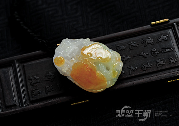 糯冰种黄翡缅甸翡翠龙行如意挂件