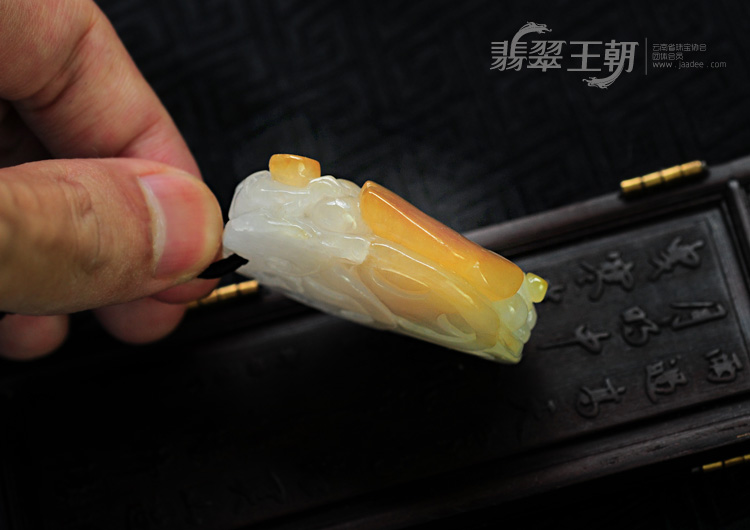 糯冰种黄翡缅甸翡翠龙行如意挂件
