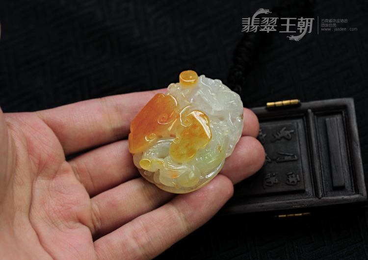 糯冰种黄翡缅甸翡翠龙行如意挂件