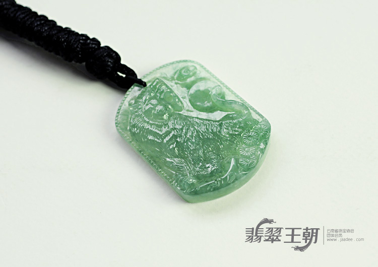 冰种晴水缅甸翡翠虎牌挂件