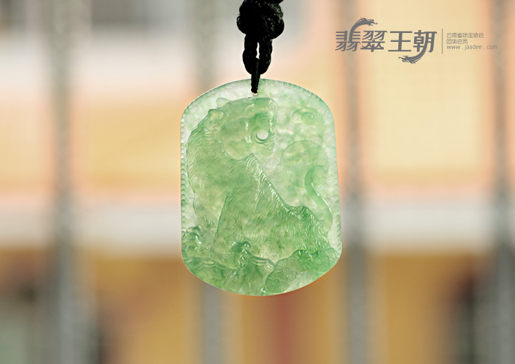 冰种晴水缅甸翡翠虎牌挂件