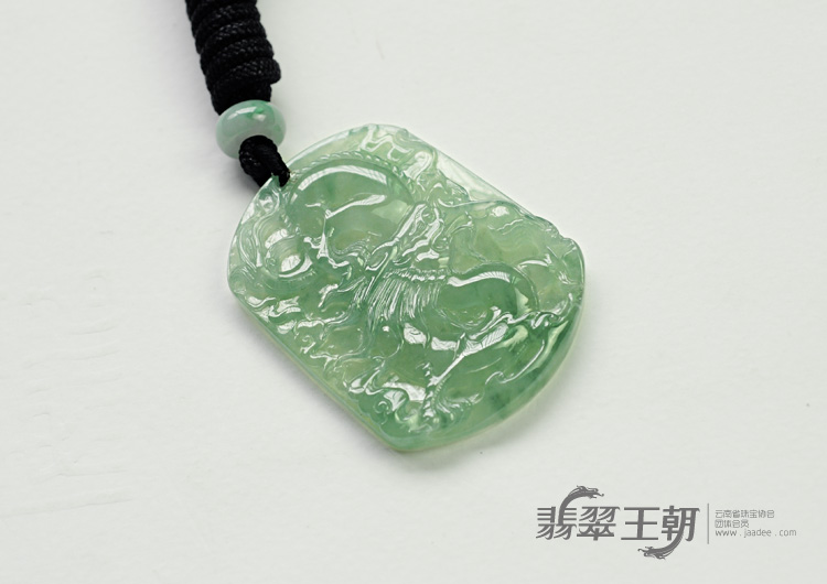 冰种晴水缅甸翡翠龙牌挂件