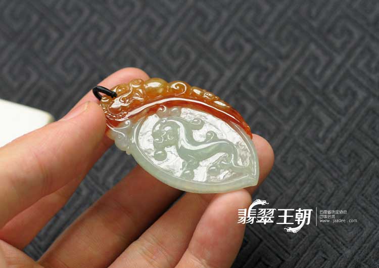 糯冰种红翡缅甸翡翠仿古龙牌挂件