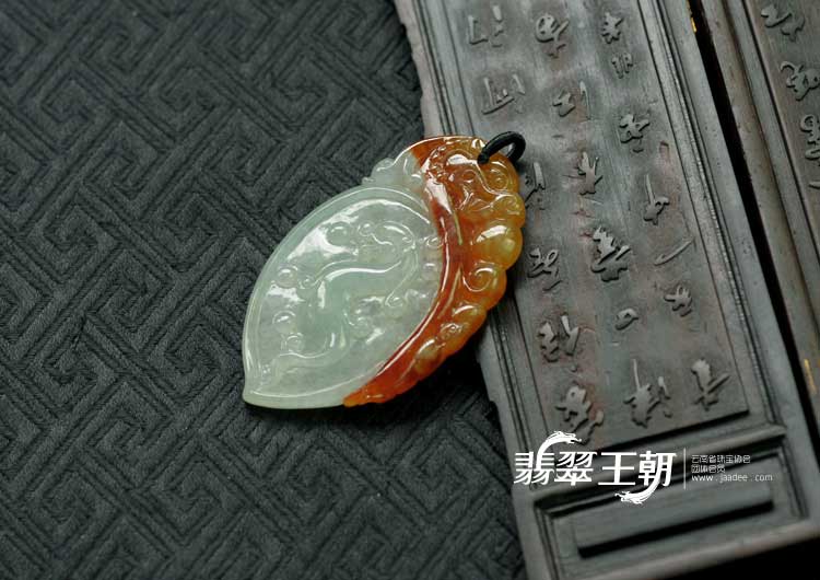 糯冰种红翡缅甸翡翠仿古龙牌挂件