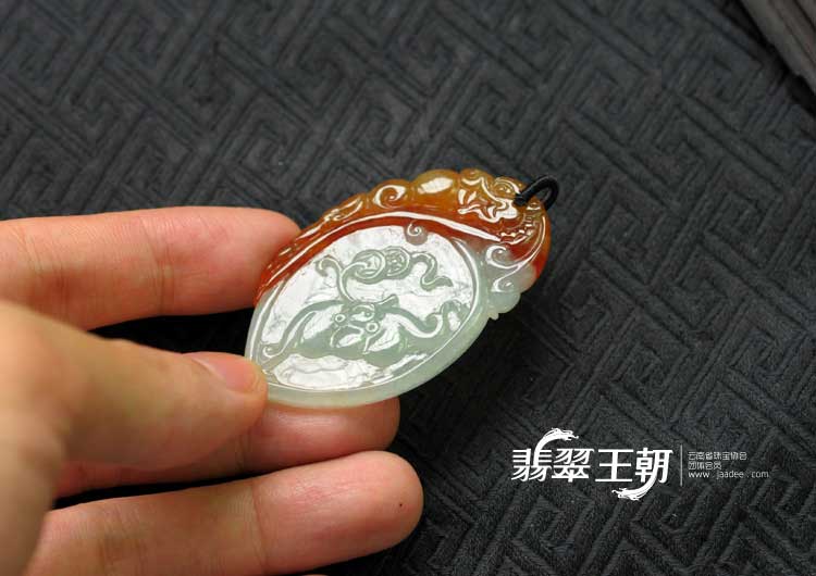 糯冰种红翡缅甸翡翠仿古龙牌挂件