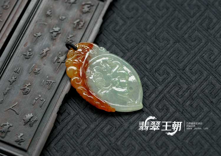 糯冰种红翡缅甸翡翠仿古龙牌挂件