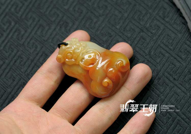 糯冰种红黄翡缅甸翡翠吐祥纳瑞挂件