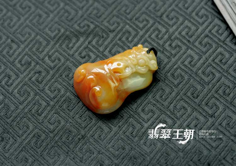 糯冰种红黄翡缅甸翡翠吐祥纳瑞挂件