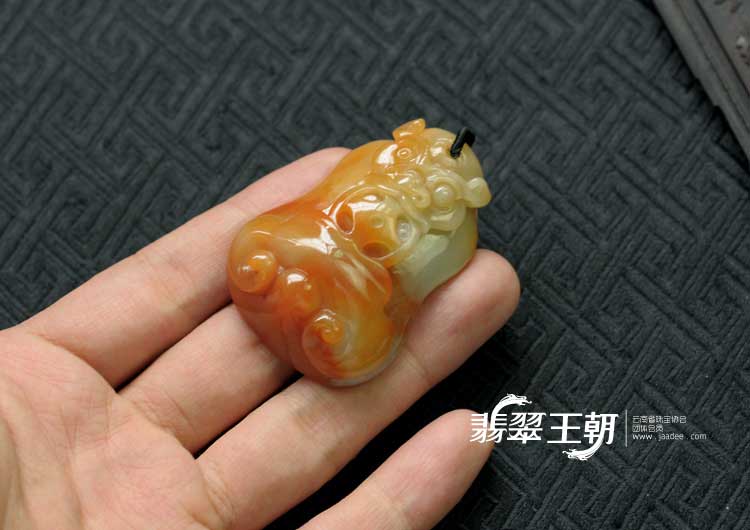 糯冰种红黄翡缅甸翡翠吐祥纳瑞挂件