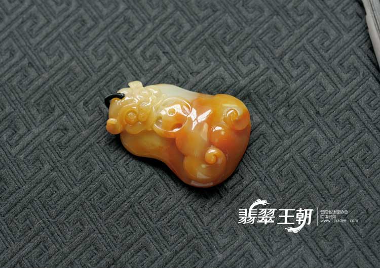 糯冰种红黄翡缅甸翡翠吐祥纳瑞挂件