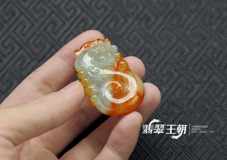 糯冰种红黄翡缅甸翡翠仿古龙挂件