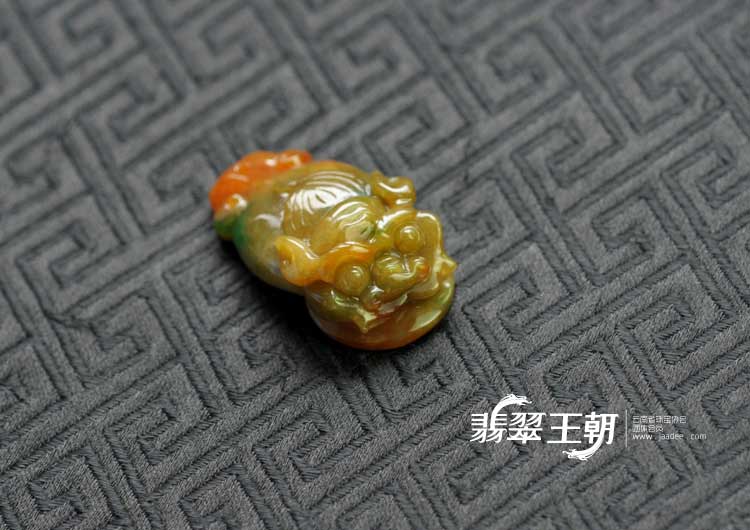 糯冰种三彩缅甸翡翠招财进宝挂件