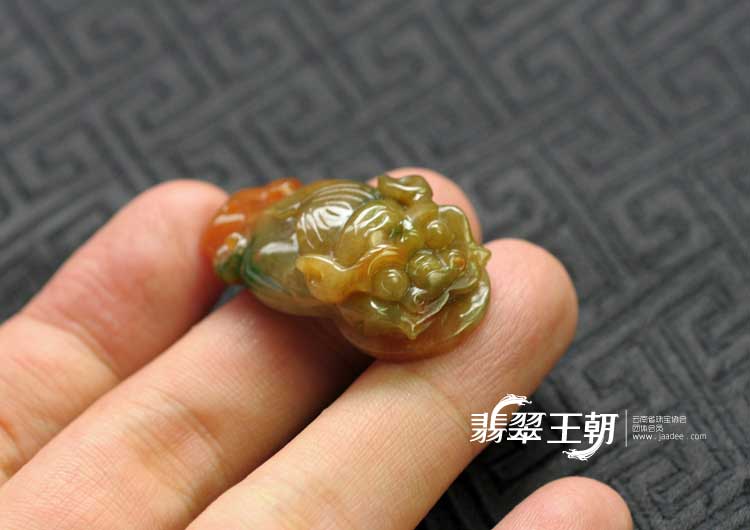 糯冰种三彩缅甸翡翠招财进宝挂件