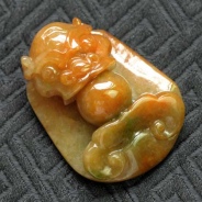 糯冰种红黄翡缅甸翡翠吐祥纳瑞挂件