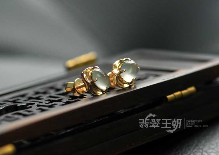 玻璃种莹光缅甸翡翠耳钉