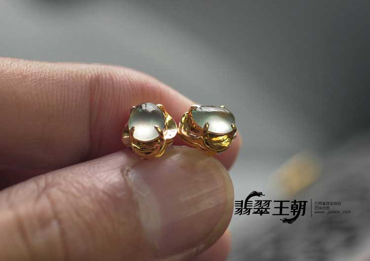 玻璃种莹光缅甸翡翠耳钉