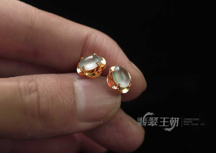 玻璃种莹光缅甸翡翠耳钉