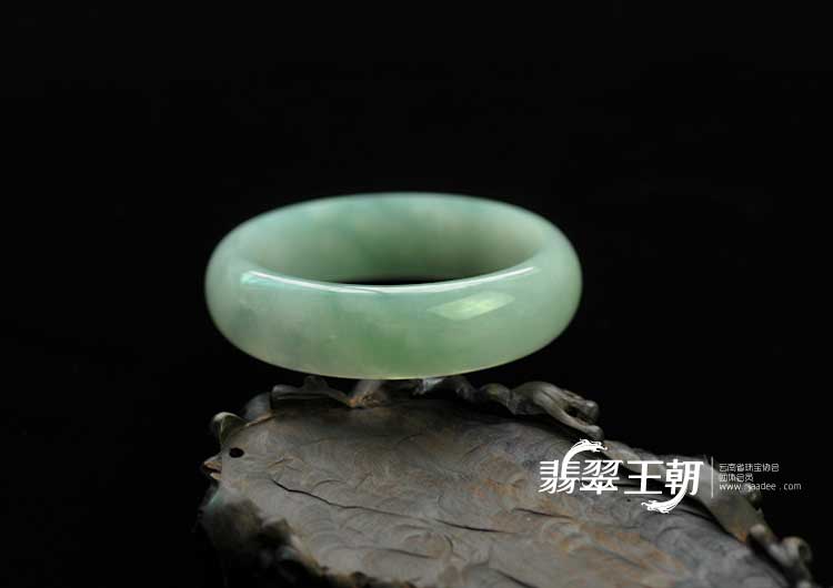 糯冰种晴水缅甸翡翠手镯（59.6mm）