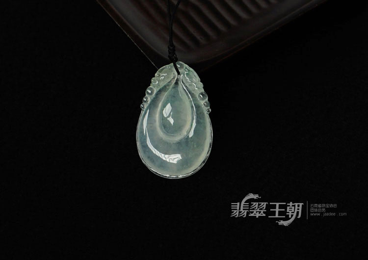 冰种缅甸翡翠双龙戏珠挂件