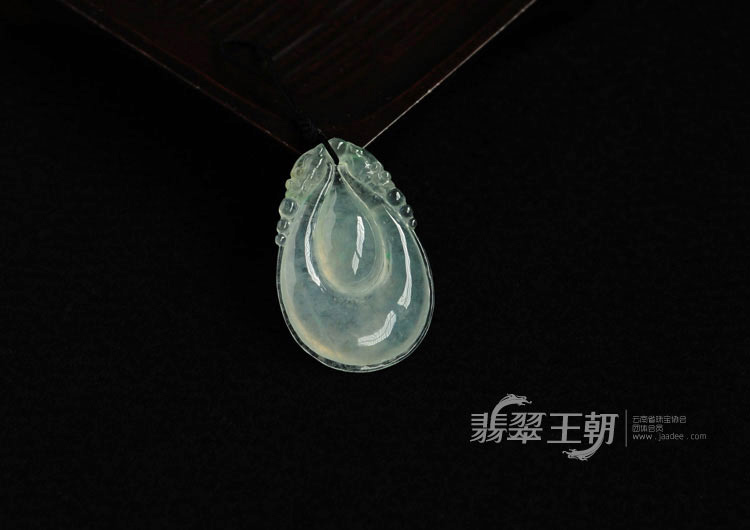 冰种缅甸翡翠双龙戏珠挂件
