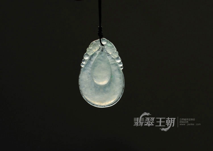 冰种缅甸翡翠双龙戏珠挂件