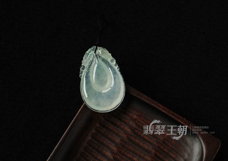 冰种缅甸翡翠双龙戏珠挂件