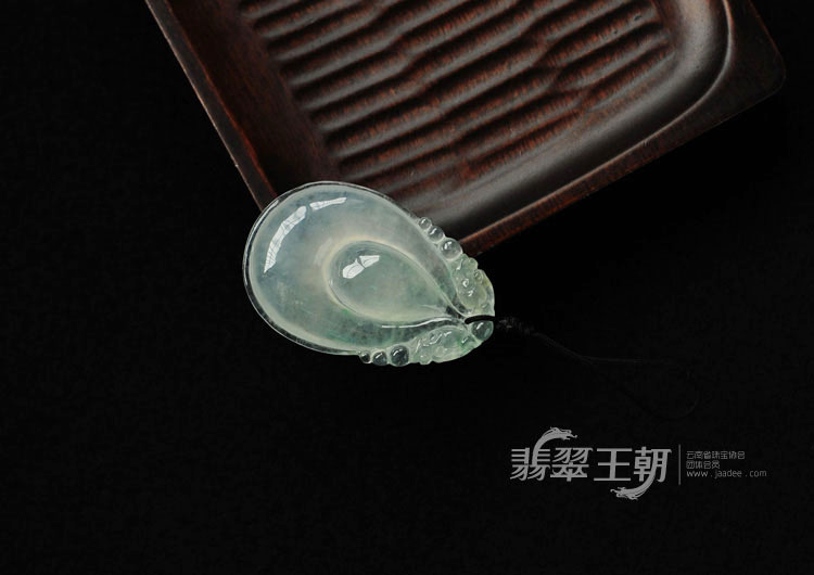 冰种缅甸翡翠双龙戏珠挂件
