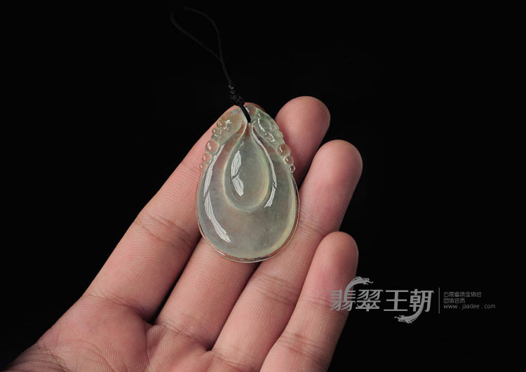 冰种缅甸翡翠双龙戏珠挂件