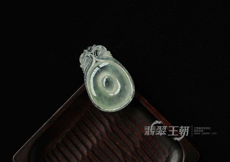 冰种飘花缅甸翡翠双龙戏珠挂件