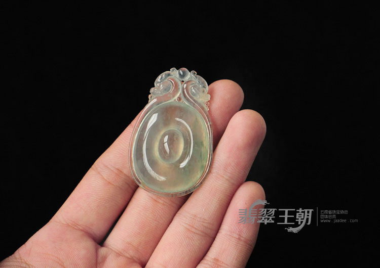 冰种飘花缅甸翡翠双龙戏珠挂件