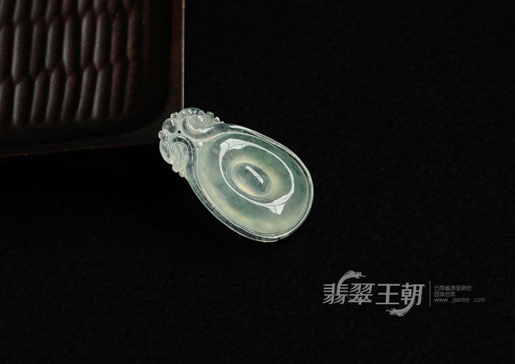 冰种飘花缅甸翡翠双龙戏珠挂件