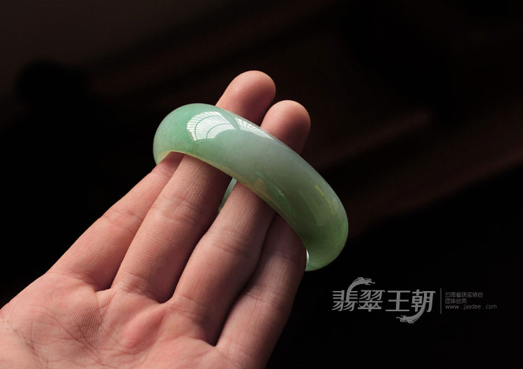 糯冰种晴水缅甸翡翠手镯（52.6mm）