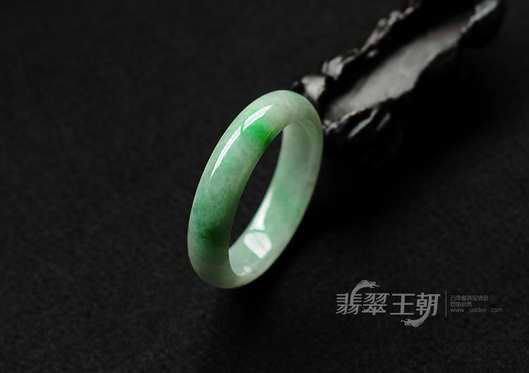 细糯种翠色缅甸翡翠手镯（55.34mm）